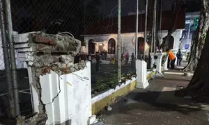Penampakan pagar Gedung Negara Grahadi yang rusak imbas demo. (Dok. Antara)