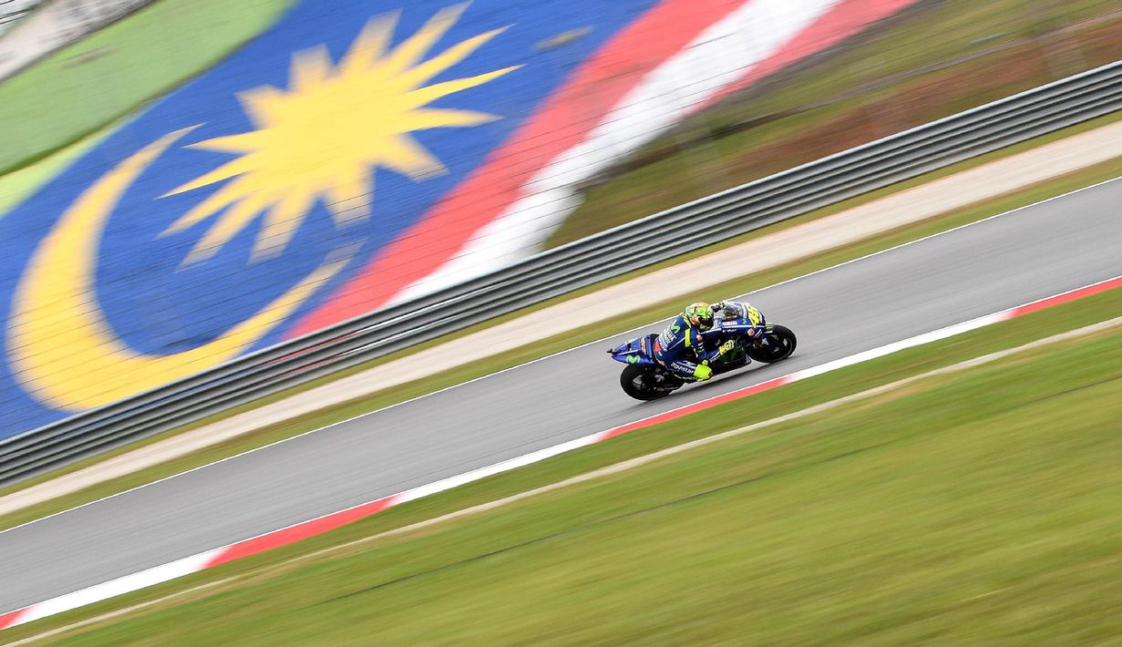 Pebalap Movistar Yamaha, Valentino Rossi, memacu motornya saat sesi latihan kedua jelang GP Malaysia di Sirkuit Sepang, Jumat (27/10/2017). Pada sesi ini pebalap Italia itu berada pada posisi keenam dengan waktu 13,071 detik. (AFP/Manan Vatsyayana)