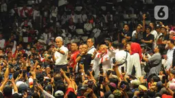 Gubernur Jawa Tengah itu tiba di Hall Basket, Gelora Bung Karno, Senayan Jakarta, pukul 20.42 WIB.  (merdeka.com/Imam Buhori)