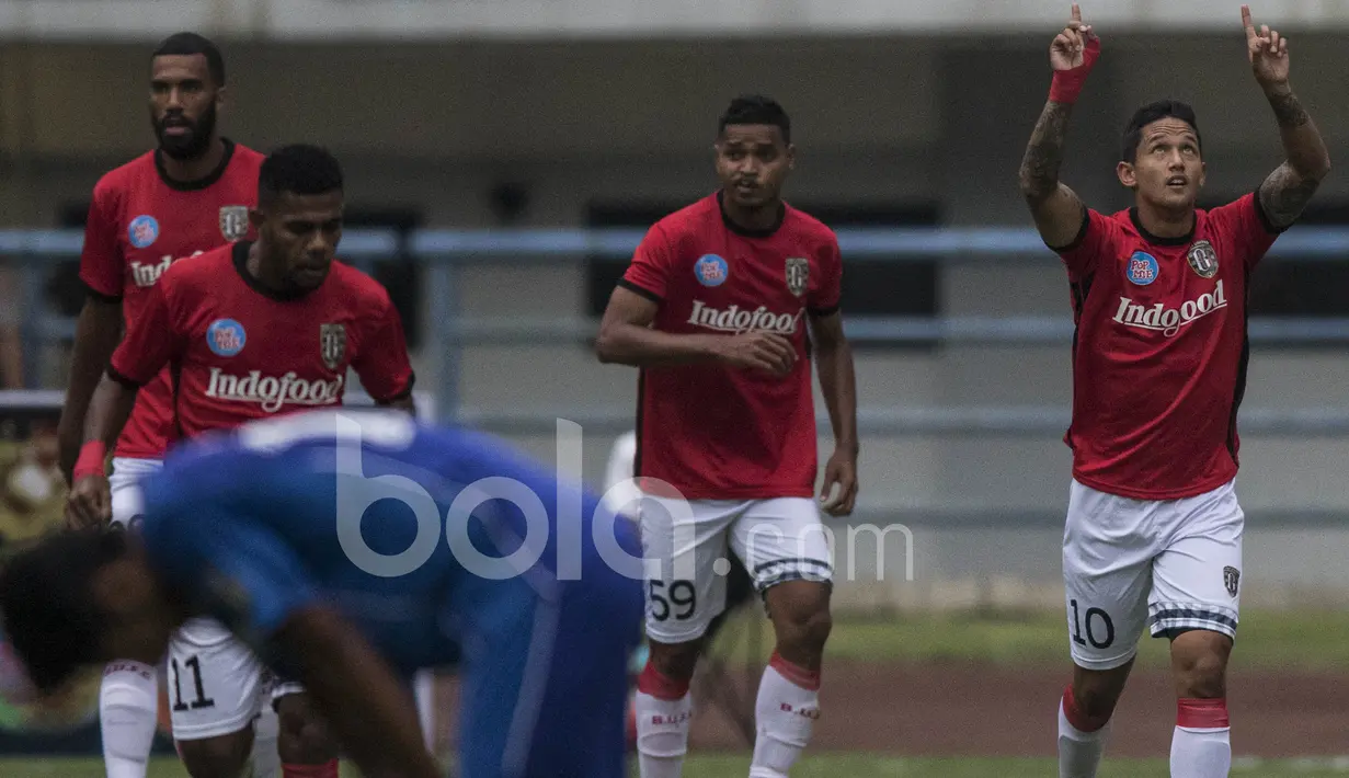 Striker Bali United, Irfan Bachdim, merayakan gol yang dicetaknya ke gawang Persib Bandung pada laga uji coba di Stadion GBLA Bandung, Jawa Barat, Sabtu (8/4/2017). Persib kalah 1-2 dari Bali United. (Bola.com/Vitalis Yogi Trisna)