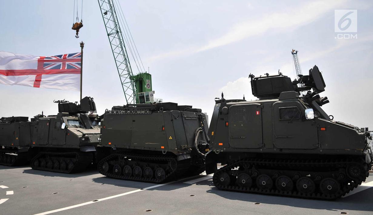 Kendaraan tempur saat terparkir di landasan kapal perang Angkatan Laut Inggris HMS Albion, Jakarta, Minggu (22/4). Kapal ini dibangun oleh BAE Systems Marine di Barrow-in-Furness. (Merdeka.com/Iqbal S. Nugroho)
