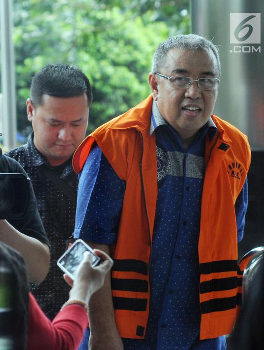 Calon gubernur Sulawesi Tenggara Asrun bersiap menjalani pemeriksaan di Gedung KPK, Jakarta, Senin (19/3). Asrun diperiksa sebagai tersangka suap proyek pengadaan barang dan jasa Pemkot Kendari TA 2017-2018. (Merdeka.com/Dwi Narwoko)