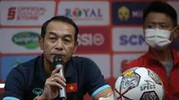 Pelatih Timnas Vietnam U-20, Dinh The Nam (kiri) memberikan keterangan pers jelang pertandingan Kualifikasi Grup F Piala Asia U-20 2023 di Surabaya, Selasa (13/9/2022). (Bola.com/Ikhwan Yanuar)