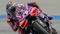 Aksi Jorge Martin berbelok pada sebuah tikungan di Sirkuit Buriram, Thailand, dalam MotoGP 2024 seri Thailand, Minggu (26/10/2024) siang WIB. (Lillian SUWANRUMPHA / AFP)
