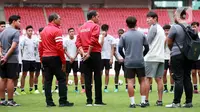 Jokowi memberikan motivasi kepada pemain Timnas Indonesia U-20 agar bangkit dari keterpurukan pasca pembatalan Piala Dunia U-20 2023. (Bola.com/M Iqbal Ichsan)