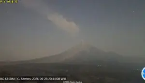 Semeru Siaga, Enam Kali Erupsi Dalam Tiga Jam