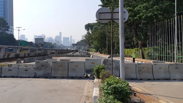Polisi masih menutup jalan depan DPR, Selasa (1/10/2019) pagi. (Liputan6.com/Fachrur Rozie)