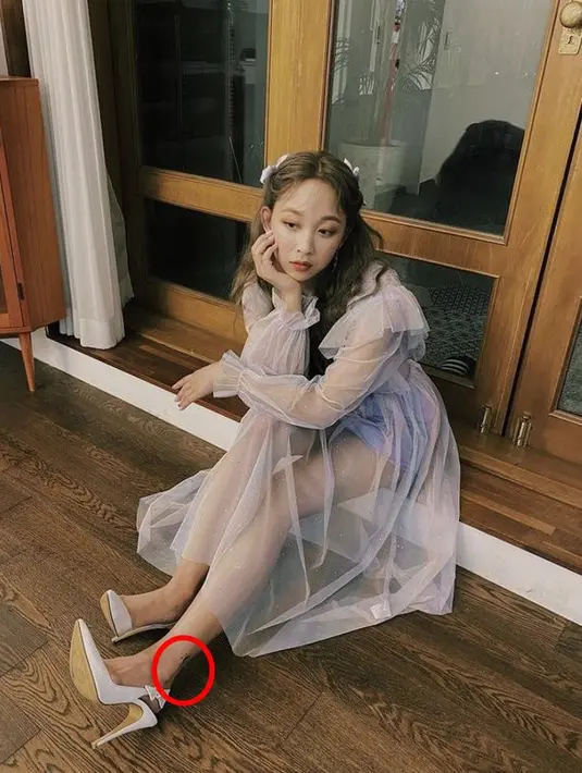 Ada juga satu tato kecil di bagian kaki. Beberapa fans menyebut tato tersebut merupakan matching tattoo dengan sang kakak. [Dok/KapanLagi.com]