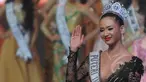 Ekpresi kesedihan Puteri Indonesia 2014 Elvira Devinamira dalam malam Grand Finalis Puteri Indonesia 2015 di JCC, Jakarta, Jumat (20/2). Elvira digantikan oleh finalis dari Jawa Tengah Anindya Kusuma Putri. (Liputan6.com/Herman Zakharia)