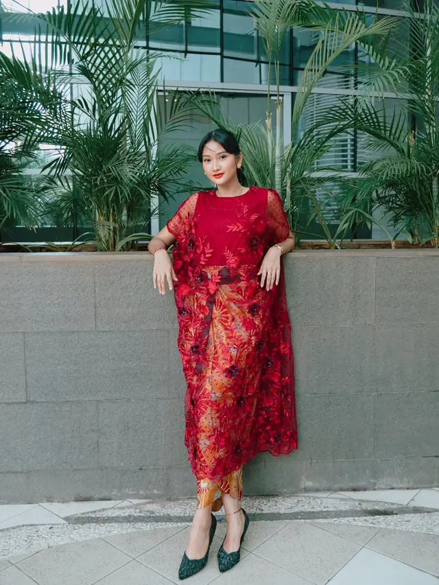6 Gaya Claresta Taufan Bintang Film 'Abadi Nan Jaya' Pakai Outfit Brokat, Menawan