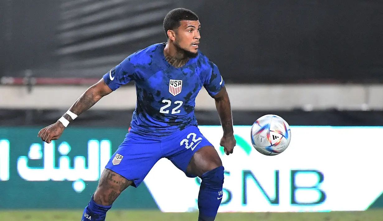 DeAndre Yedlin telah mengoleksi 75 caps bersama Timnas Amerika Serikat di usianya yang baru 29 tahun. Ia tercatat pernah bermain di Liga Inggris bersama Tottenham Hotspur, Sunderland (pinjaman), dan Newcastle United. Pemain yang berposisi sebagai bek kiri tersebut kini tengah membela Inter Miami, setelah semusim sebelumnya membela Galatasaray. (AFP/Jose Jordan)