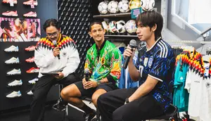 Arlyansyah Abdulmanan (kanan) dan Irfan Bachdim (tengah) pada pembukaan Adidas Home of Football di PIM 3, Jakarta hari Jumat (05/06/2026). (Hendry Wibowo/Bola.com)