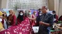 Pameran produk inovasi karya mahasiswa UM Surabaya (Dian Kurniawan/Liputan6.com).