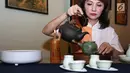 Tea Master, Suwarni Widjaja saat upacara penyeduhan teh atau Kungfu Cha di Kopi Oey, Jakarta, Senin (24/9). Sebelum diminum Teh dicium aromanya dan disajikan menggunakan gelas ukuran kecil. (Liputan6.com/Fery Pradolo)