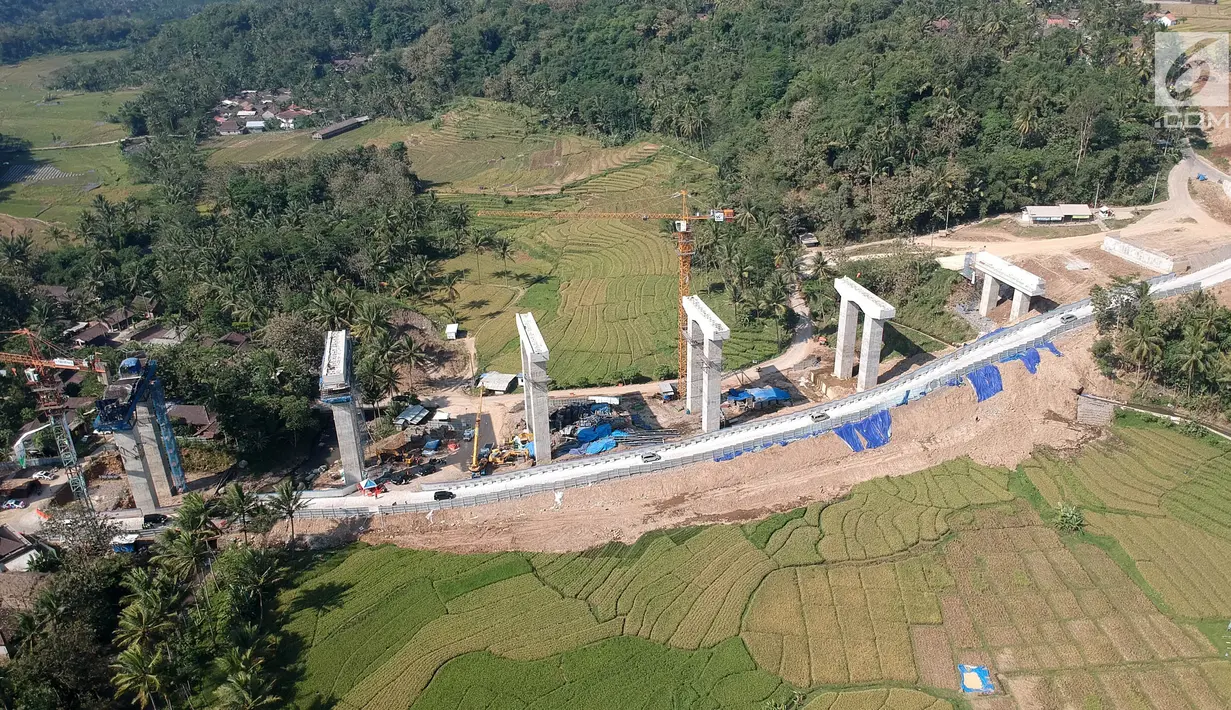 Foto udara antrean kendaraan pemudik saat melintasi tanjakan Jembatan Kali Kenteng di ruas tol fungsional Salatiga-Kartasura, Kab Semarang, Jateng, Selasa (12/6). Kepadatan terjadi karena belum selesainya pembangunan jembatan. (Liputan6.com/Arya Manggala)