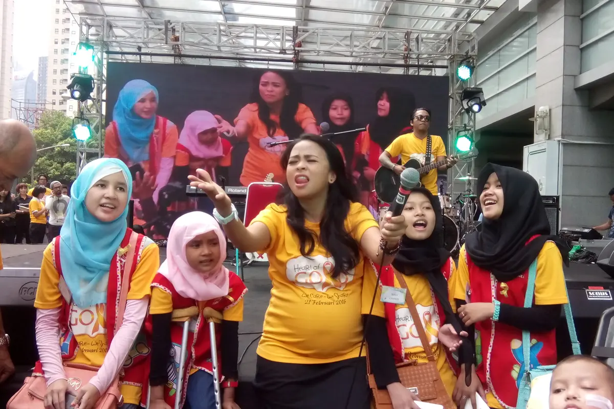 Tantri Kotak saat menyanyi bersama anak-anak kanker 