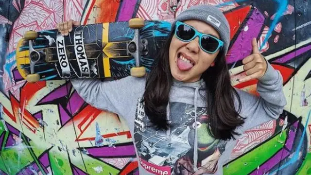 [Bintang] Pamer Aksi Skateboarding di Tempat Kerja, Video PNS Ini Langsung Viral