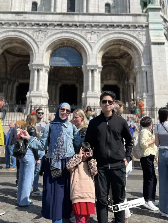 Gaya twinning tak selamanya harus matching. Permainan koordinasi warna serba-denim dan serba-hitam juga bisa jadi OOTD kembaran menarik. [Foto: @vennamelindareal]