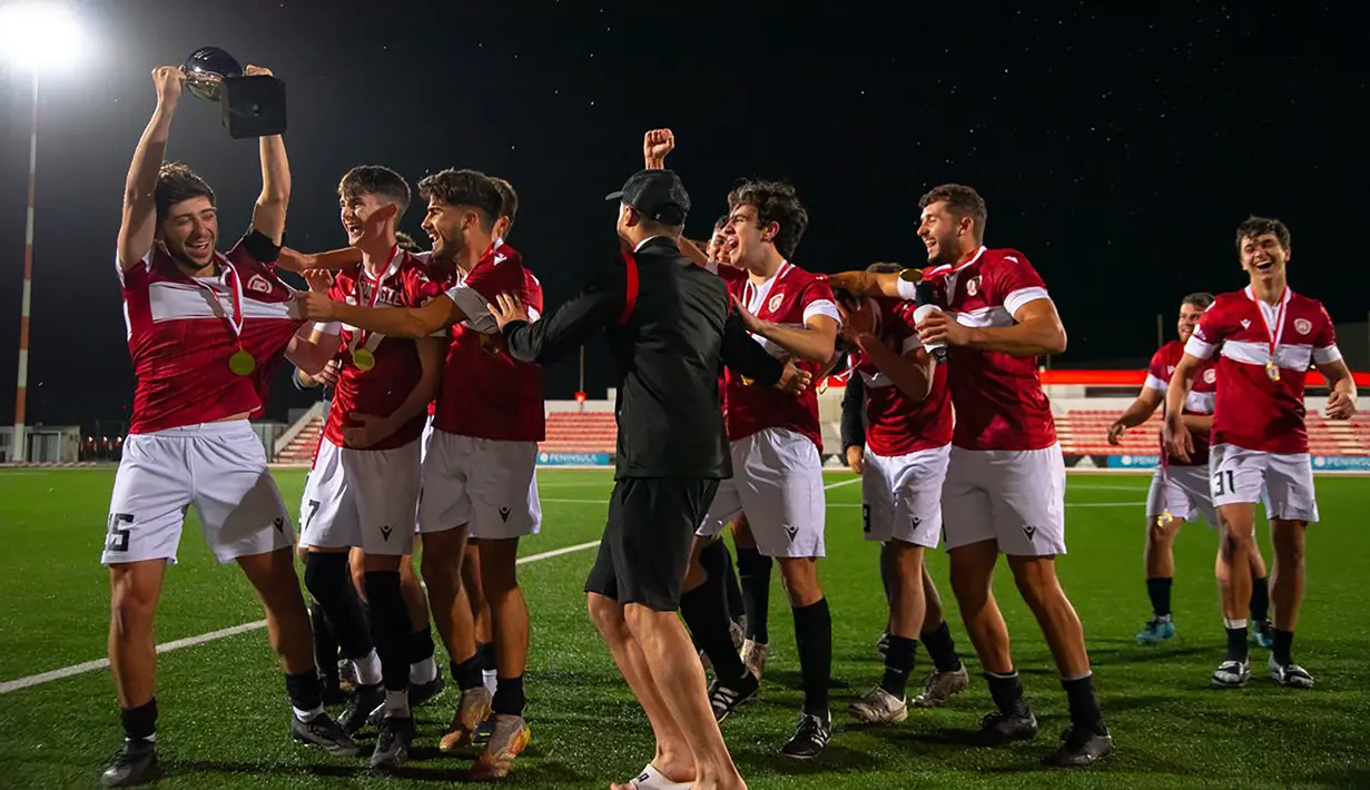 Manchester United Gibraltar didirikan pada 1962 oleh sekelompok suporter MU di Gibraltar dengan nama, logo dan jersey yang persis identik dengan Red Devils. Saat Gibraltar diterima menjadi anggota UEFA pada 2013, Manchester United Gibraltar merubah namanya menjadi Manchester 62. (twitter@Man62FC)