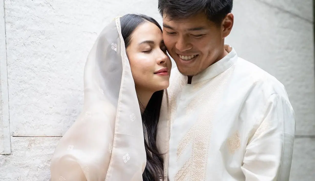 <p>Kita doakan semoga persalinan Estelle Linden nanti lancar ya, Sahabat Fimela.</p>