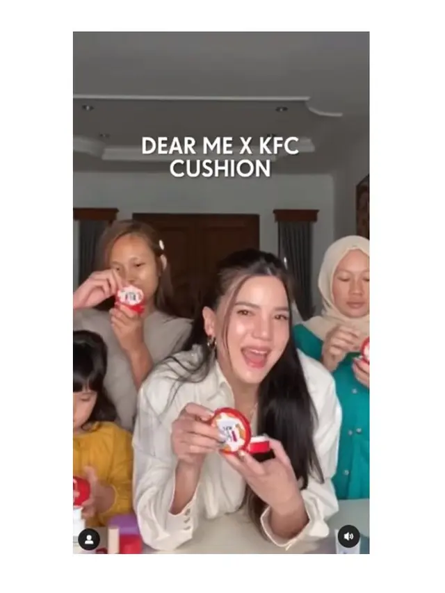 7 Potret Kompak Alice Norin dan ART-nya, Kompak Bikin Konten