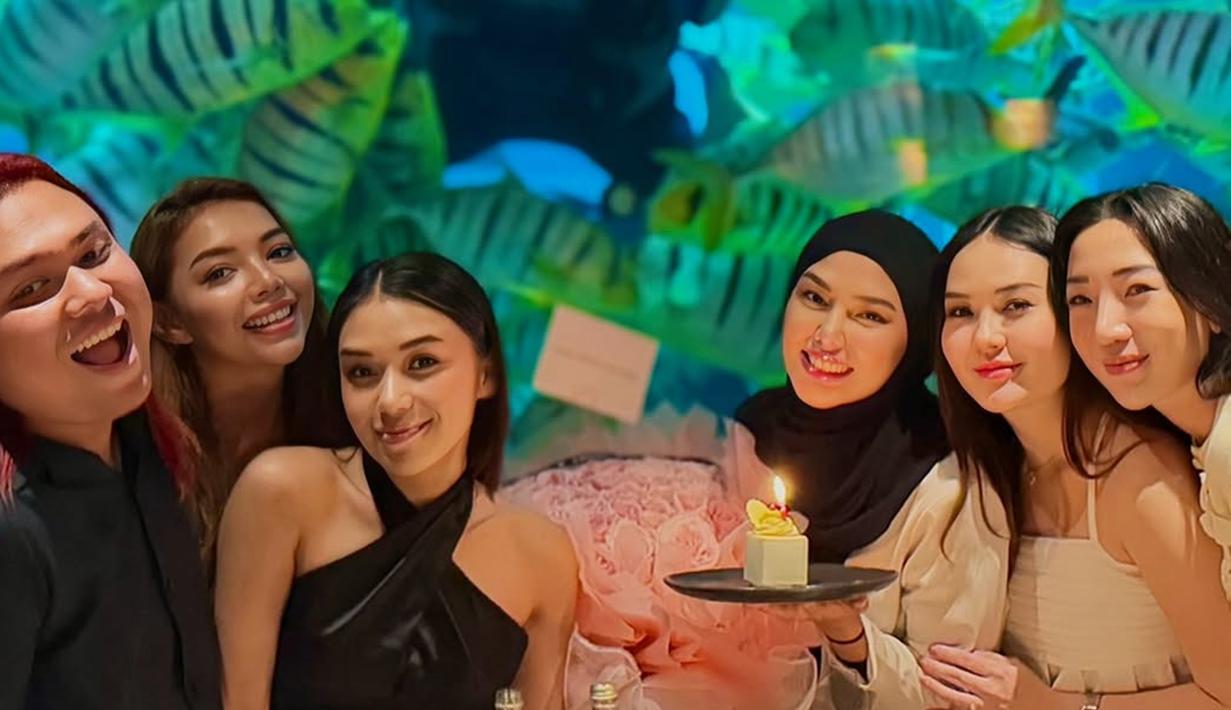 Sudah seperti keluarga, kebersamaan Dara Arafah bareng sahabatnya ini penuh dengan kehangatan. Dalam keterangan unggahannya, Dara Arafah menuliskan terima kasih kepada sahabat tercintanya karena sudah membuat usia 25 tahunnya jadi momen yang tak terlupakan. Ucapan selamat ulang tahun untuk Dara Arafah ramai disampaikan oleh penggemar. (Liputan6.com/IG/@daraarafah)
