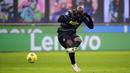Pemain Inter Milan Romelu Lukaku mencetak gol ke gawang Benevento pada pertandingan Serie A Liga Italia di Stadion San Siro, Milan, Italia, Sabtu (30/1/2021). Inter Milan membantai Benevento 4-0. (AP Photo/Luca Bruno)