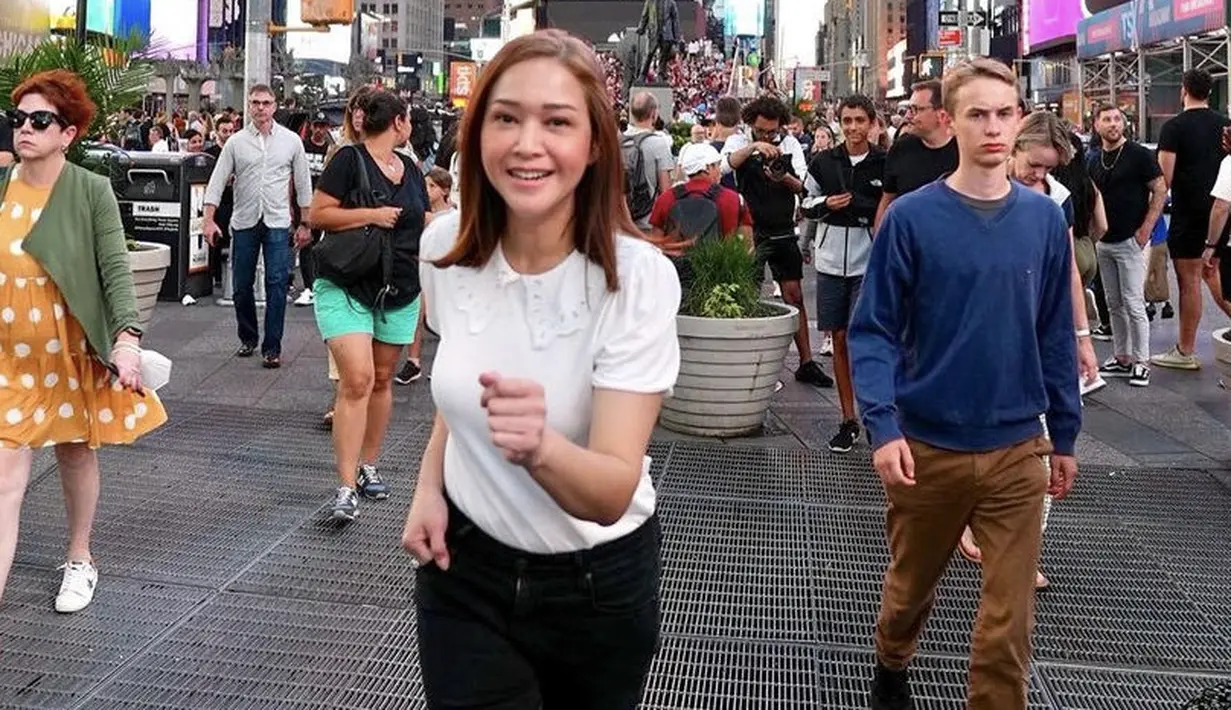 <p>Menikmati Time Square, Maia pun memotret dirinya mengenakan atasan putih dengan detail lengan puff dan krah collar dipadukan celana hitam.&nbsp;&nbsp;@maiaestiantyreal</p>