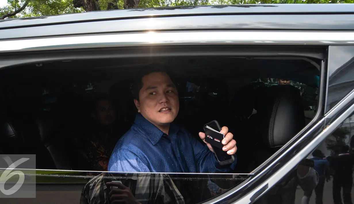 Erick Thohir menyapa wartawan saat berada didalam mobil usai usai bertemu Presiden Joko Widodo di Istana Merdeka, Jakarta, Selasa (5/1/2016). Erick datang ke Istana Negara dengan ditemani auditor dari Price Waterhouse Cooper. (Liputan6.com/Faizal Fanani)