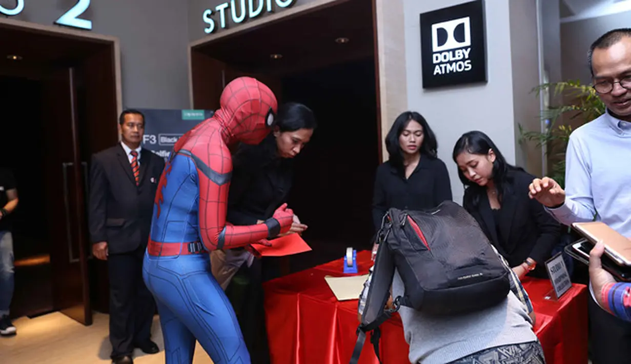 Bersama Oppo yang mengeluarkan produk bar  Black Edtion,  selebriti seperti Ananda Omesh dan istri, Natalie Sarah, Marissa Nasution, Mike Lewis, Ibnu Jamil, Raline Shah dan artis lainnya turut hadir di gala premier. (Nurwahyunan/Bintang.com)