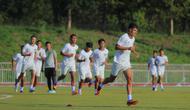 Rafael Struick (depan) menjalani sesi latihan bersama rekan-rekannya di Timnas Indonesia U-22, Minggu (7/12/2025) jelang laga perdana melawan Filipina U-23. (Bola.com/Bagaskara Lazuardi)
