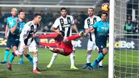 Striker Juventus, Cristiano Ronaldo mencetak gol ke gawang Atalanta pada laga Serie A di Stadion Atleti Azzurri, Bergamo, Rabu (26/12). Ronaldo menyelamatkan Juventus dari kekalahan dalam laga yang berakhir dengan skor 2-2. (Paolo Magni/ANSA via AP)