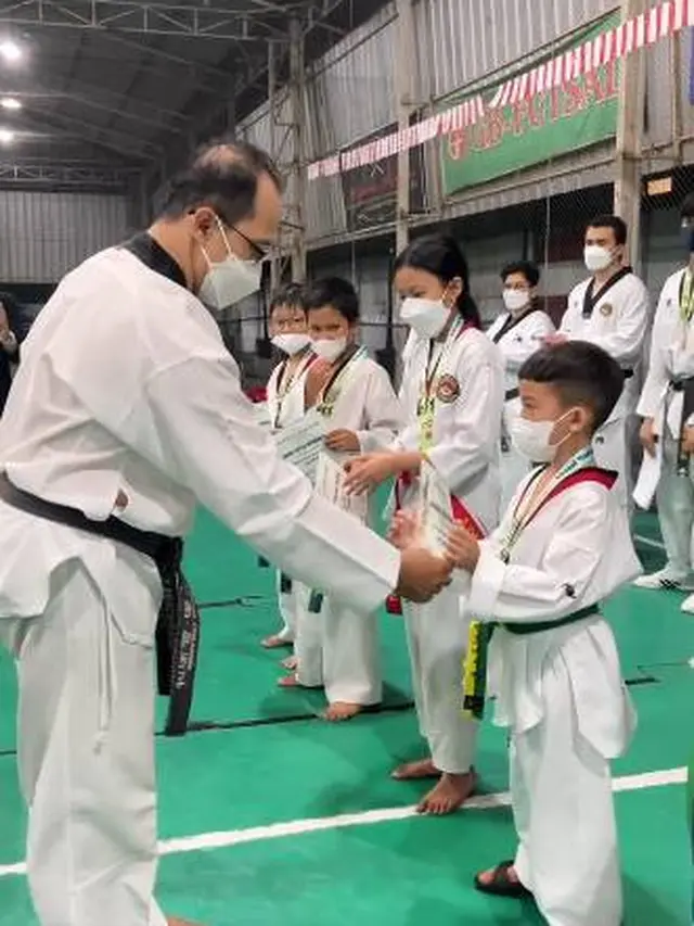 Raih Medali, Ini 5 Potret Tya Ariesta dan Putranya yang Menekuni Taekwondo