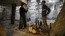 Seniman Belanda, Marjan Teeuwen (kiri) berdiskusi dengan asistennya saat menyelesaikan sebuah karya arsitektur dari reruntuhan rumah yang hancur bekas perang pada 2014 di Khan Younis, selatan Jalur Gaza, 12 November 2016. (REUTERS/Ibraheem Abu Mustafa)
