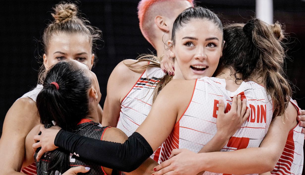 Zehra Gunes - Atlet voli asal Turki ini sukses mencuri perhatian saat berlaga di Olimpiade Tokyo 2020. Selain karena penampilan apiknya, wanita kelahiran 7 Juli 1999 ini juga memiliki paras yang cantik. (Foto/AP/Manu Fernandez)