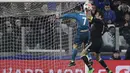 Duel kiper Juventus, Gianluigi Buffon (kanan) dan pemain Real Madrid, Cristiano Ronaldo pada leg pertama Liga Champions di Allianz Stadium, Turin, (3/4/2018). Ronaldo mencetak dua gol ke gawang Juventus. (AFP/Javier Soriano)