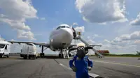 Shaun the Sheep bersiap-siap untuk menaiki pesawat Airbus A310 "zero-g" untuk penerbangan parabola untuk mensimulasikan efek gayaberat mikro (ESA / Aardman)