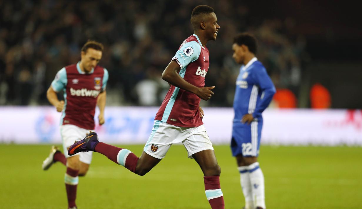 Aksi pemain West Ham United, Edimilson Fernandes saat merayakan golnya ke gawang Chelsea pada ajang Piala Liga Inggris, Kamis (27/10/2016) dini hari WIB. (AFP/Ian Kington)
