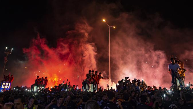 Suporter Galatasaray berkumpul saat mereka menunggu kedatangan striker Kolombia Radamel Falcao di Bandara Ataturk di Istanbul (1/9/2019). Galatasaray mengontrak Falcao selama tiga tahun. (AFP Photo/Yasin Akgul)