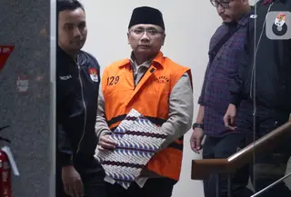 Mengenakan rompi tahanan, Yaqut Cholil Qoumas turun dari lantai 2 gedung KPK pukul 18.45 WIB. Tampak dalam foto, mantan Menteri Agama, Yaqut Cholil Qoumas, saat dibawa menuju mobil tahanan di Gedung Merah Putih Komisi Pemberantasan Korupsi (KPK), Jakarta, Kamis (12/3/2026). (Liputan6.com/Helmi Fithriansyah)