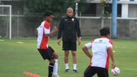 Timnas Indonesia U-17 menggelar TC di Bandung dengan memulai latihan di Stadion Persib, Jalan Ahmad Yani, Kota Bandung, Jumat (10/1/2025) sore. (Bola.com/Erwin Snaz)