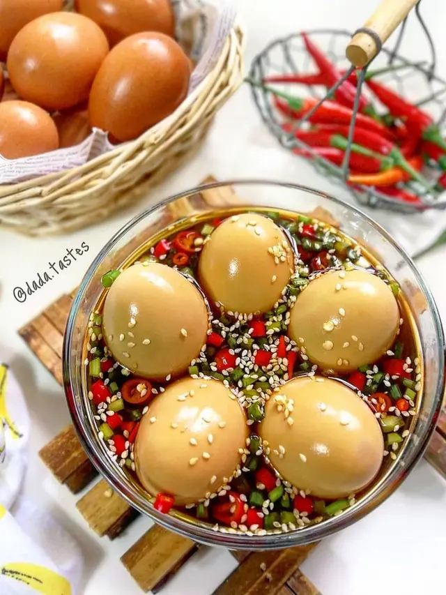 Sepiring telur kecap pedas