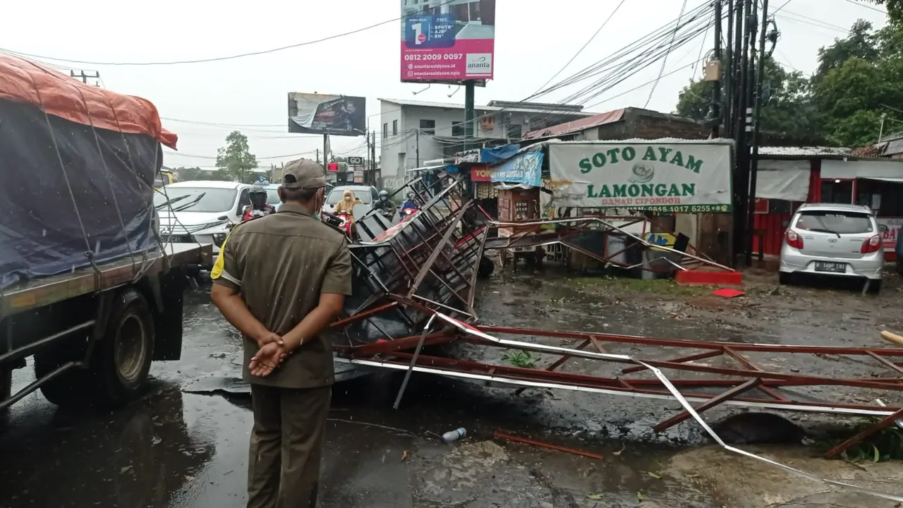 Angin Kecang Terjang Wisata Situ Cipondoh