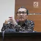 Wakil Ketua KPK Saut Situmorang saat memberi keterangan terkait penetapan cagub Maluku Utara Ahmad Hidayat Mus sebagai tersangka di Jakarta, Jumat (16/3). (Liputan6.com/Herman Zakharia)