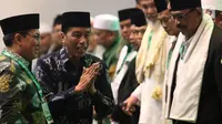 Presiden Joko Widodo atau Jokowi bersalaman saat menghadiri Harlah ke-93 NU di Jakarta, Kamis (31/1). Jokowi menyampaikan komitmen pemerintah untuk segera menyelesaikan RUU Pondok Pesantren. (Liputan6.com/Angga Yuniar)