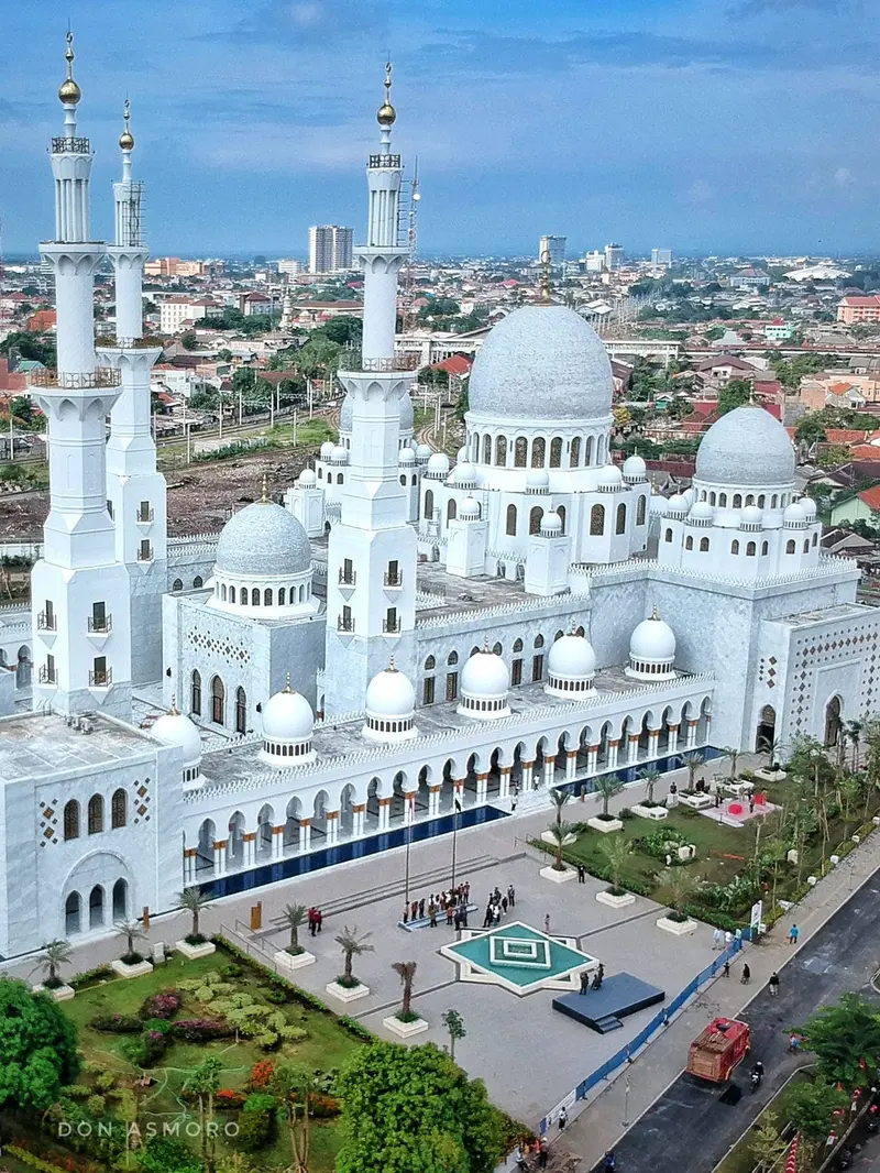 Ngabuburit Ramadan di Masjid Raya Sheikh Zayed Solo
