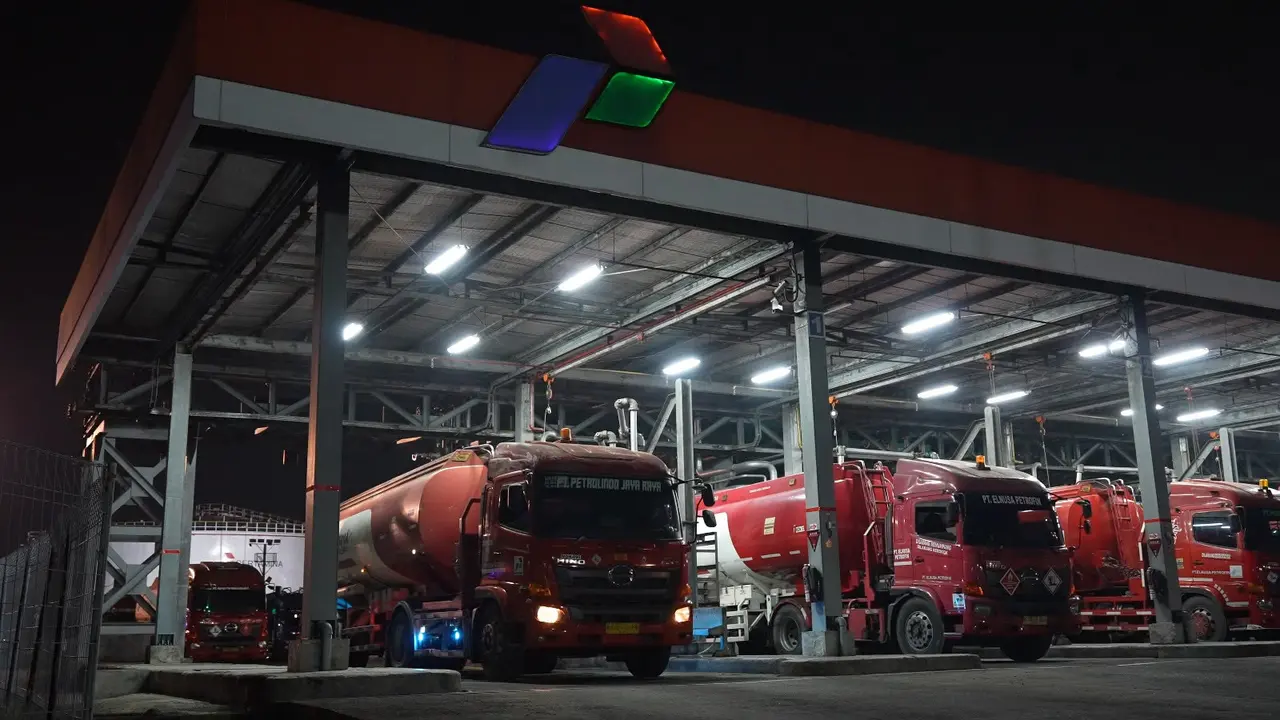Elnusa Petrofin menambah 18 mobil tangki sehingga total armada menjadi 194 unit untuk mempercepat distribusi BBM ke SPBU di Medan. (Dok Elnusa)