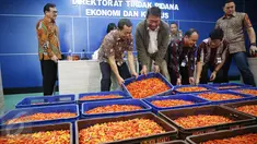 Wakabareskrim Irjen pol Antam Novambar (dua kanan), bersama Dirjen Kementerian Pertanian RI Spundnik Sujono (dua kiri), menggelar rilis pengungkapan kasus penimbunan cabai di kantor Bareskrim Polri, Jakarta, Jumat (3/3). (Liputan6.com/Angga Yuniar)