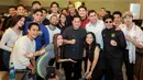 <p>Ketua umum PSSI, Erick Thohir (tengah) berfoto bersama dengan sejumlah selebritas dan influencer saat nonton bareng laga Grup D Piala Asia 2023 antara Timnas Indonesia melawan Irak di Senayan Avenue, Senayan, Jakarta, Senin (15/01/2024) malam WIB. (Bola.com/Bagaskara Lazuardi)</p>