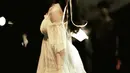 Pesona Nadin Amizah dibalut dress putih yang manis saat manggung. [Foto: Instagram/cakecaine]
